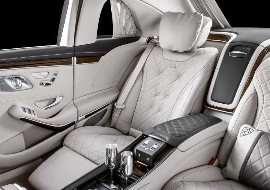 Интерьер Mercedes-Maybach S650 Pullman (VV222) 2018 года  (фото 7 из 10)